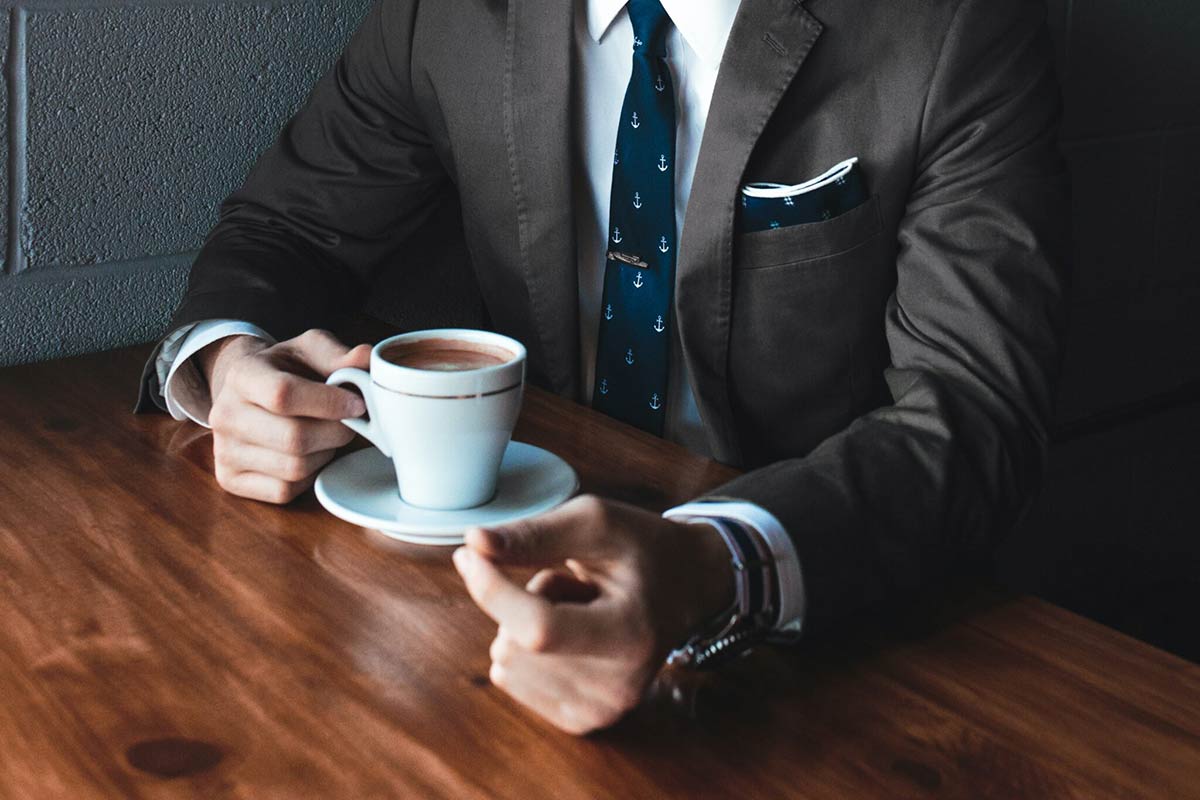 male entrepreneur having morning coffee, 5 habits of highly effective business leaders